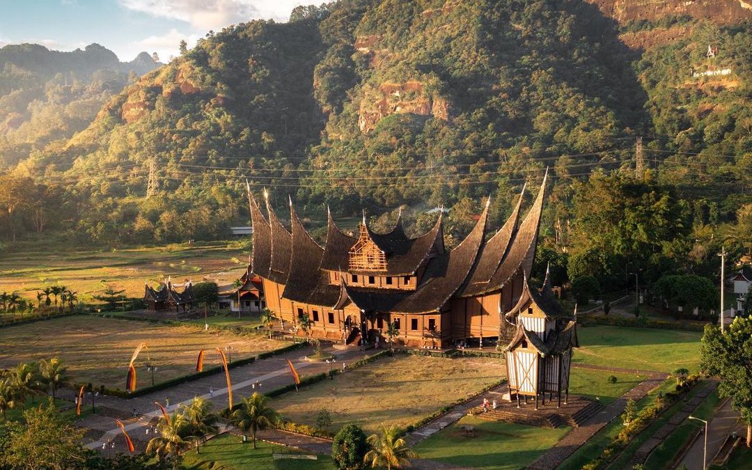 Pesona Alam dan Tradisi Lokal yang Memikat Hati di Tengah Modernisasi